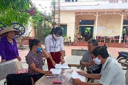 Chi trả tiền hỗ trợ ảnh hưởng bởi dịch COVID-19 cho người dân tại xã Nghĩa Trung, huyện Việt Yên, tỉnh Bắc Giang. Ảnh: Đồng Thúy-TTXVN