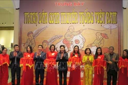 Các đại biểu cắt băng khai mạc trưng bày chuyên đề "Tranh dân gian truyền thống Việt Nam". Ảnh: Minh Thu- TTXVN