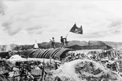 Chiều 7/5/1954, lá cờ "Quyết chiến - Quyết thắng" của Quân đội nhân dân Việt Nam tung bay trên nóc hầm tướng De Castries. Chiến dịch lịch sử Điện Biên Phủ đã toàn thắng. Ảnh: Tư liệu TTXVN