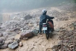 Sạt lở tại Km11+900 đường tỉnh 128, xã Làng Mô, huyện Sìn Hồ (Lai Châu). Ảnh: TTXVN phát
