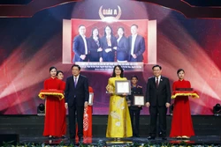 Đại biểu chụp ảnh với tác giả, nhóm tác giả thuộc cơ quan TTXVN có tác phẩm đoạt giải. Ảnh: Minh Quyết - TTXVN 