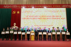 10 tập thể và 6 cá nhân có thành tích xuất sắc trong tham mưu, triển khai thực hiện chương trình làm 200 nhà cho hộ nghèo ở Bắc Kạn nhận Bằng khen của Chủ tịch UBND tỉnh. Ảnh: TTXVN phát 