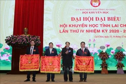 Trao Cờ thi đua của Trung ương Hội khuyến học Việt Nam cho các tập thể đã có thành tích xuất sắc trong sự nghiệp khuyến học, khuyến tài xây dựng xã hội học tập. Ảnh: Quý Trung – TTXVN 