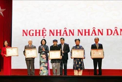Phó Chủ tịch nước Đặng Thị Ngọc Thịnh với các Nghệ nhân Nhân dân được vinh danh. Ảnh: Trần Việt - TTXVN