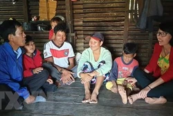 Thầy Chhỡi, giáo viên điểm trường Alao, xã Lơ Pang, huyện Mang Yang (Gia Lai), vận động phụ huynh cho con đến lớp. Ảnh: Hồng Điệp - TTXVN