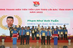 Ban tổ chức tuyên dương thanh niên tiên tiến, làm theo lời Bác năm 2022. Ảnh: Dư Toán – TTXVN. 