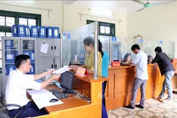 Người dân đến làm thủ tục hành chính tại bộ phận giao dịch một cửa xã Mường Và, huyện Sốp Cộp (Sơn La). Ảnh: Hữu Quyết - TTXVN