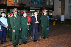 Phó Thủ tướng Vũ Đức Đam cùng đoàn công tác thăm hỏi, chúc tết người dân thực hiện cách ly tập trung. Ảnh: TTXVN phát