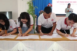 Ngày 12/7/2022, Sở Lao động - Thương binh và Xã hội tỉnh Trà Vinh phối hợp với Sở Giáo dục và Đào tạo tỉnh, Công ty Cổ phần đầu tư phát triển SHB tổ chức Lễ trao visa cho 4 học viên chuẩn bị đi du học Cao đẳng nghề tại Cộng hòa Liên bang Đức; đồng thời tổ
