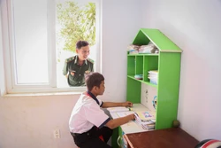 Thiếu tá Huỳnh Tấn Thuần, Đồn Biên phòng Kà Tum theo dõi việc học tập tại đồn của em Hố Chanh Đi, dân tộc Khmer, học sinh lớp 8, trường THCS Tân Đông, huyện Tân Châu. Ảnh: Giang Phương – TTXVN