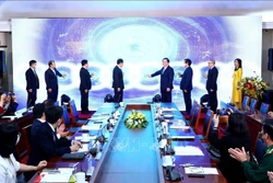 Các đại biểu thực hiện nghi thức khai mạc triển lãm thực tế ảo. Ảnh: An Đăng - TTXVN 