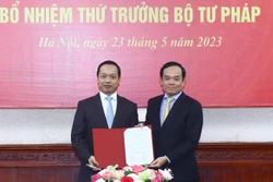 Phó Thủ tướng Trần Lưu Quang trao quyết định bổ nhiệm Thứ trưởng Bộ Tư pháp