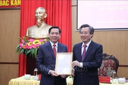 Ông Nguyễn Quang Dương - Ủy viên Ban chấp hành Trung ương Đảng, Phó Trưởng Ban Tổ chức Trung ương (phải) trao quyết định cho đồng chí Nguyễn Long Hải. Ảnh: Vũ Hoàng Giang - TTXVN