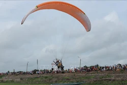 Toàn cảnh bay dù lượng tại bãi bồi, hồ Dầu Tiếng Tây Ninh. Ảnh: Thanh Tân - TTXVN 