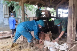 Bộ đội giúp gia đình bà Phạm Thị Quờn xã Sơn Hà, huyện Sơn Hòa, tỉnh Phú Yên dọn dẹp nhà sau lũ. Ảnh: Xuân Triệu – TTXVN 