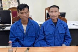 Hai đối tượng cùng tang vật tại cơ quan Công an. Ảnh: TTXVN phát 