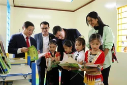Trao tặng thư viện thân thiện cho học sinh vùng cao Lai Châu