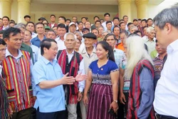 Trao quà tặng người có uy tín trong vùng đồng bào dân tộc thiểu số ở Quảng Bình