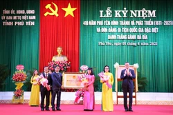 Lãnh đạo tỉnh Phú Yên đón nhận đón nhận bằng Di tích quốc gia đặc biệt Danh thắng Gành đá đĩa. Ảnh: Phạm Cường-TTXVN