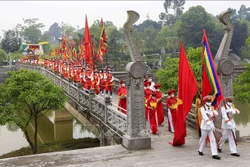 Đoàn hành lễ tiến về Đền Lạc Long Quân để làm Lễ giỗ Đức Quốc tổ Lạc Long Quân. Ảnh: Trung Kiên - TTXVN