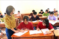 Cô và trò trường THCS Trần Kim Xuyến miệt mài học tập. Ảnh: Công Tường-TTXVN