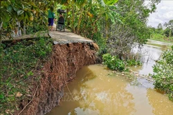 Điểm sạt lở xảy ra ngày 14/6/2020 trên kênh Thạnh Đông qua khu vực Khánh Hưng, phường Phú Thứ, quận Cái Răng, chia cắt hoàn toàn tuyến đường giao thông tại đây. Ảnh: Thanh Liêm - TTXVN