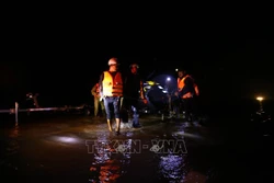 Lực lượng chức năng Hà Tĩnh phối hợp với chính quyền địa phương tiến hành di chuyển người dân vùng bị cô lập ra khu vực an toàn, đồng thời vận chuyển thực phẩm cho người dân ở khu bị cô lập thuộc 6 thôn của xã Cẩm Vĩnh,