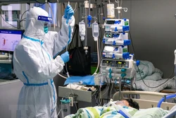 Điều trị cho bệnh nhân nhiễm virus corona tại bệnh viện ở Vũ Hán, tỉnh Hồ Bắc, Trung Quốc ngày 24/1/2020. Ảnh:THX/TTXVN 