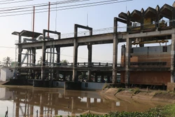 Cống Lình Huỳnh, xã Lình Huỳnh, huyện Hòn Đất đã được đóng để ngăn mặn, giữ ngọt phục vụ sản xuất cho nông dân. Ảnh: Lê Sen - TTXVN