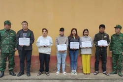Bộ đội đồn Biên phòng bắt các đội tượng buôn bán người . Ảnh: Nông Tuấn-TTXVN phát 