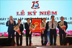 Lãnh đạo Tỉnh ủy Phú Yên trao Nghị quyết của Ủy ban Thường vụ Quốc hội về việc thành lập thị xã Đông Hòa cho lãnh đạo thị xã Đông Hòa. Ảnh: Phạm Cường - TTXVN
