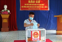 Cử tri đi bỏ phiếu từng người một. Ảnh: Quốc Khánh - TTXVN