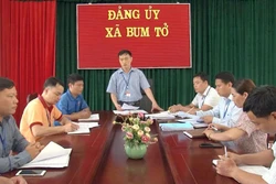Đảng ủy xã Bum Tở, huyện Mường Tè họp về tạo nguồn kết nạp đảng viên mới. Ảnh: Việt Hoàng - TTXVN 