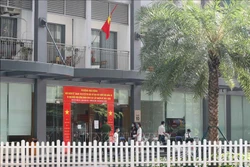 Tòa nhà nơi bệnh nhân sinh sống được phong tỏa đúng quy định. Ảnh: Thanh Tùng - TTXVN
