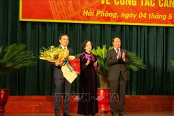 Đồng chí Trương Thị Mai, Ủy viên Bộ Chính trị, Bí thư Trung ương Đảng, Trưởng Ban Tổ chức Trung ương trao quyết định và chúc mừng đồng chí Trần Lưu Quang. Ảnh: TTXVN