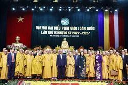 Chủ tịch nước Nguyễn Xuân Phúc, Chủ tịch Ủy ban Tung ương MTTQ Việt Nam Đỗ Văn Chiến, Trưởng Ban Dân vận trung ương Bùi Thị Minh Hoài cùng các đại biểu với Đoàn Chủ tịch đại hội. Ảnh: Thống Nhất – TTXVN 