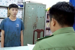Tạm giữ hình sự đối tượng tàng trữ, sử dụng, mua bán trái phép vũ khí quân dụng