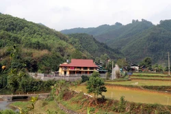 Những ngôi nhà mới khang trang ở các làng quê huyện Hàm Yên (Tuyên Quang) được xây dựng ngày một nhiều. Ảnh: Vũ Quang – TTXVN