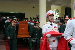 Quang cảnh lễ truy điệu, tiễn đưa các liệt sĩ về với đất mẹ. Ảnh: Đỗ Trưởng-TTXVN