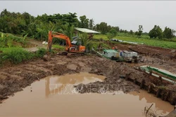 Một đoạn đường tại xã Đại Ân 1 (huyện Cù Lao Dung) bị sạt lở do triều cường. Ảnh: Chanh Đa - TTXVN