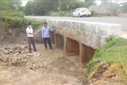 Đập Khe Xai có diện tích lưu vực gần 1 km2, được xây dựng từ năm 1989 đã bị nứt gãy, gây thẩm thấu nước qua thân đập. Ảnh: Hoàng Ngà - TTXVN 