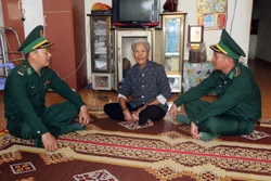 Lực lượng Biên phòng tỉnh Kon Tum tuyên truyền các chủ trương của Đảng, chính sách pháp luật của Nhà nước đến từng hộ dân tộc thiểu số trên địa bàn. Ảnh: Khoa Chương - TTXVN 