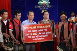 Trong chuyến công tác đến huyện Tu Mơ Rông (tỉnh Kon Tum) tháng 8/2023, Thủ tướng Chính phủ Phạm Minh Chính đã tặng 12.000 cây sâm giống cho 300 hộ nghèo. Ảnh: Cao Nguyên - TTXVN 