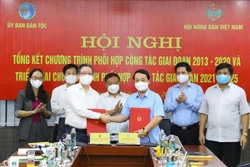 Bộ trưởng, Chủ nhiệm Ủy ban Dân tộc Hầu A Lềnh và Chủ tịch Hội Nông dân Việt Nam Lương Quốc Đoàn ký kết phối hợp công tác. Ảnh: Nguyễn Điệp - TTXVN 