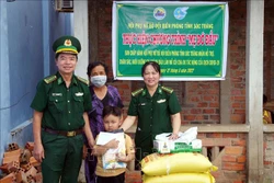 Hội phụ nữ Bộ đội Biên phòng tỉnh Sóc Trăng tặng quà cho cháu Huỳnh Bảo Lâm. Ảnh: TTXVN phát 