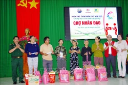 Tặng quà cho người dân vùng biển xã Hoài Hải, thị xã Hoài Nhơn. Ảnh: Nguyên Linh - TTXVN