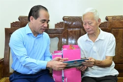 Tuyên Quang tặng hơn 16.500 suất quà cho các gia đình chính sách, người có công