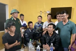 Sức khỏe cả 9 ngư dân đều ổn định sau khi được cứu nạn. Ảnh: TTXVN phát 