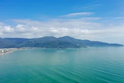 Bán đảo Sơn Trà với cảnh quan thiên nhiên tuyệt đẹp là điểm đến ưa thích của khách du lịch trong nước và quốc tế. Ảnh: Trần Lê Lâm - TTXVN
