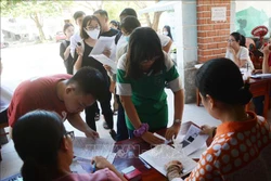 Học sinh trường THPT Hoàng Hoa Thám đăng ký phiếu dự thi. Ảnh: Văn Dũng - TTXVN